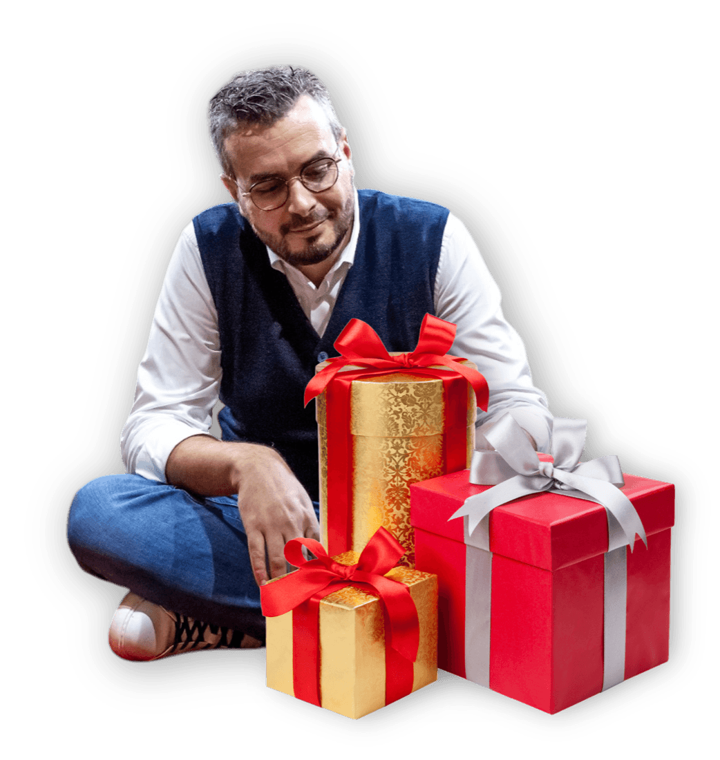 Henri Beaumont assis avec trois cadeaux, symbole des trois secrets offerts
