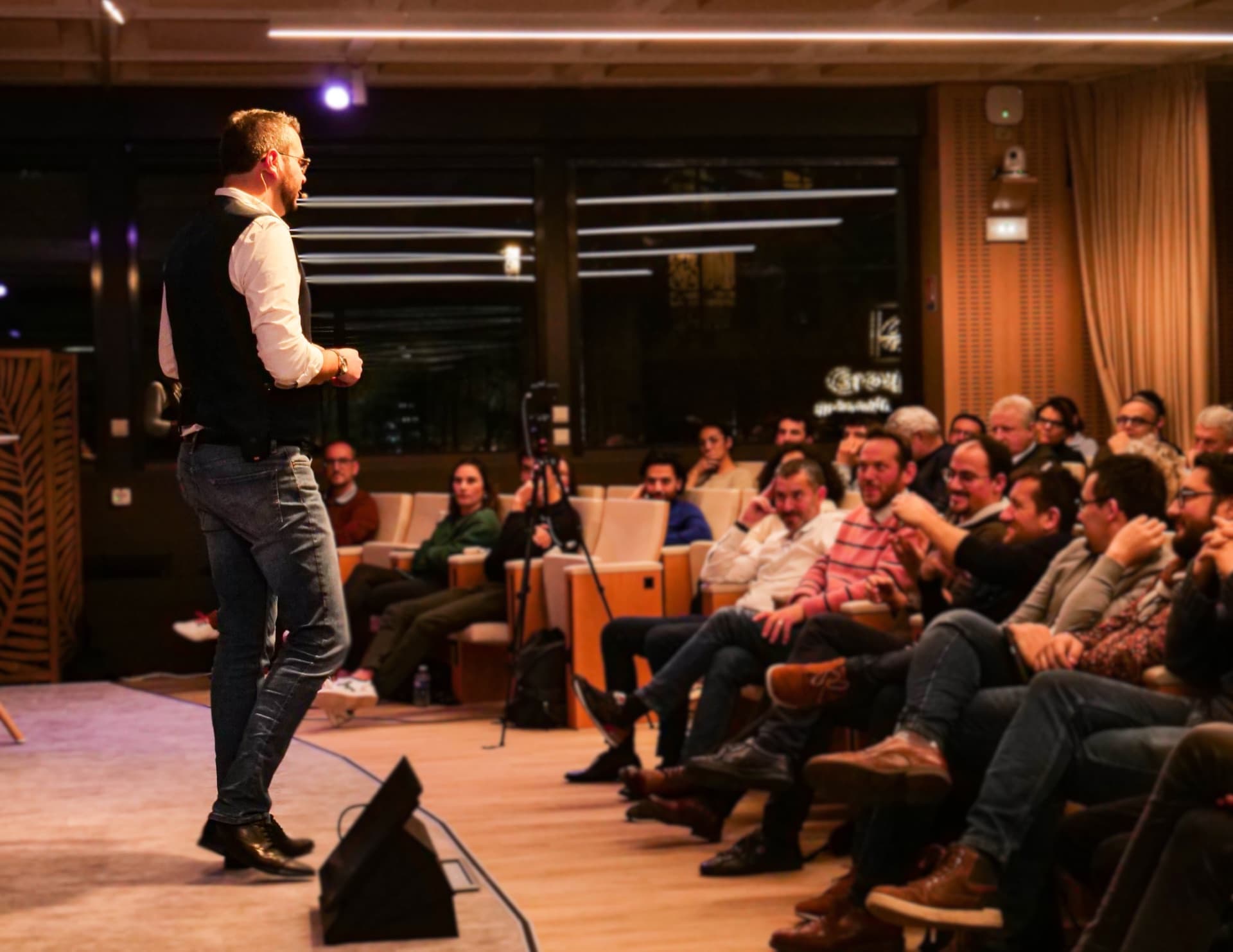 Henri Beaumont en conférence, sur scène devant un public embarqué