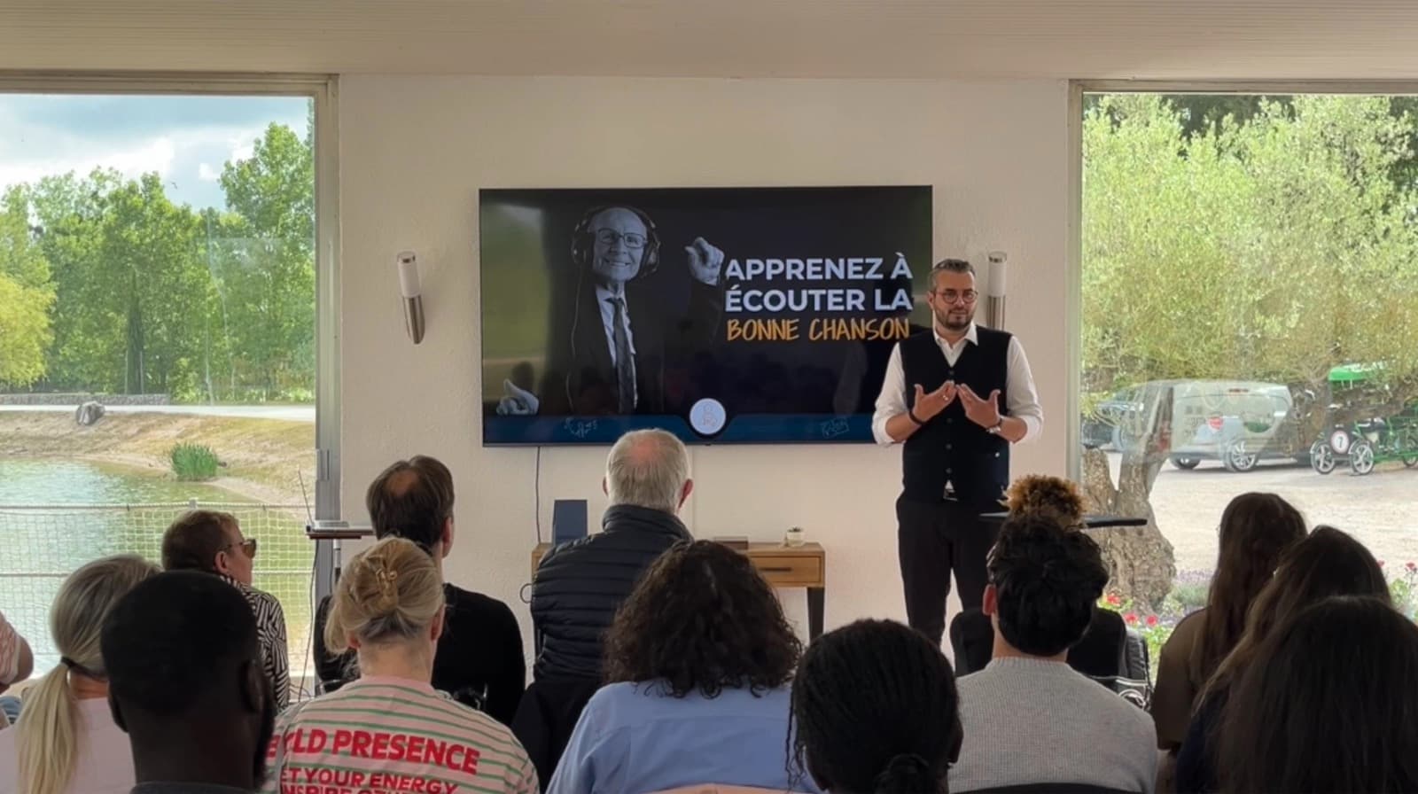 Henri Beaumont en conférence devant un public