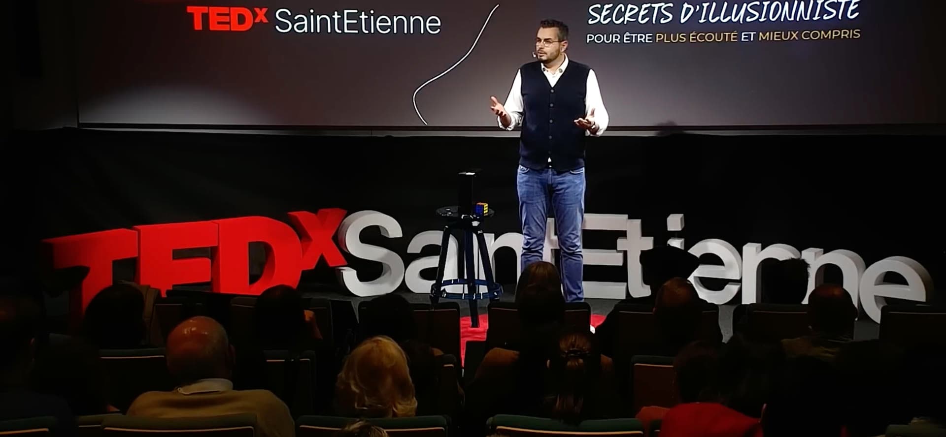 Henri Beaumont sur la scène du TEDx Saint-Étienne, face au public